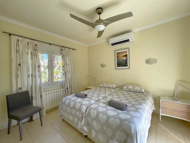 5 sypialnia Willa na sprzedaż w Moraira, Teulada-Moraira z basenem garażem - 825 000 € (Ref: 5563697)