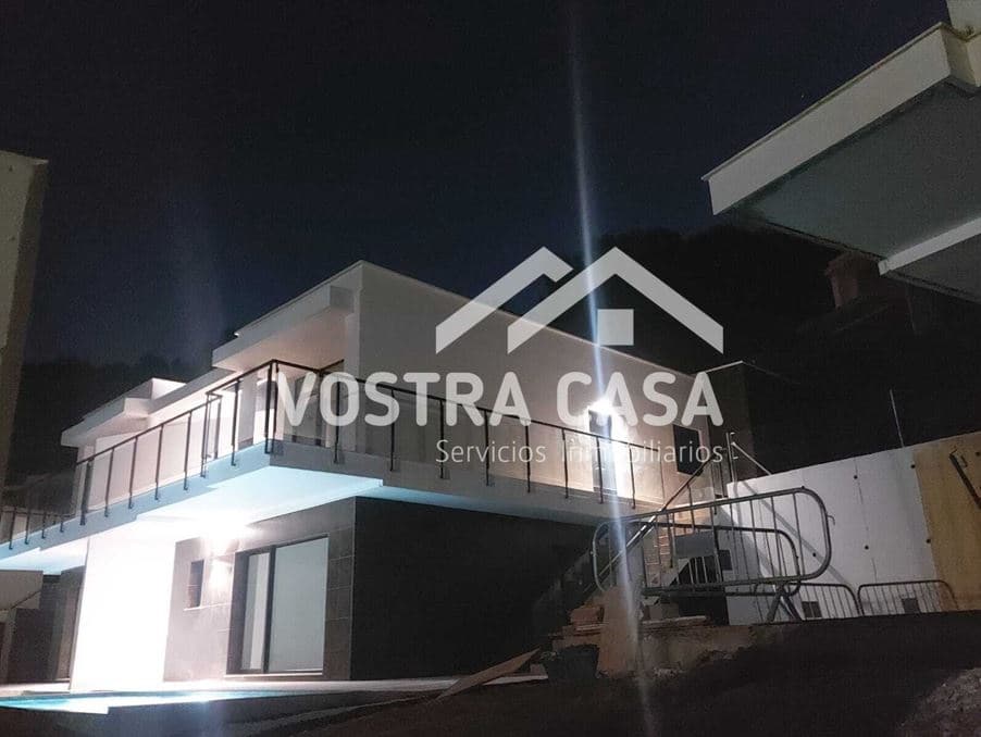 Pareado de 4 habitaciones en Chiva en venta - 483.000 € (Ref: 8458596)