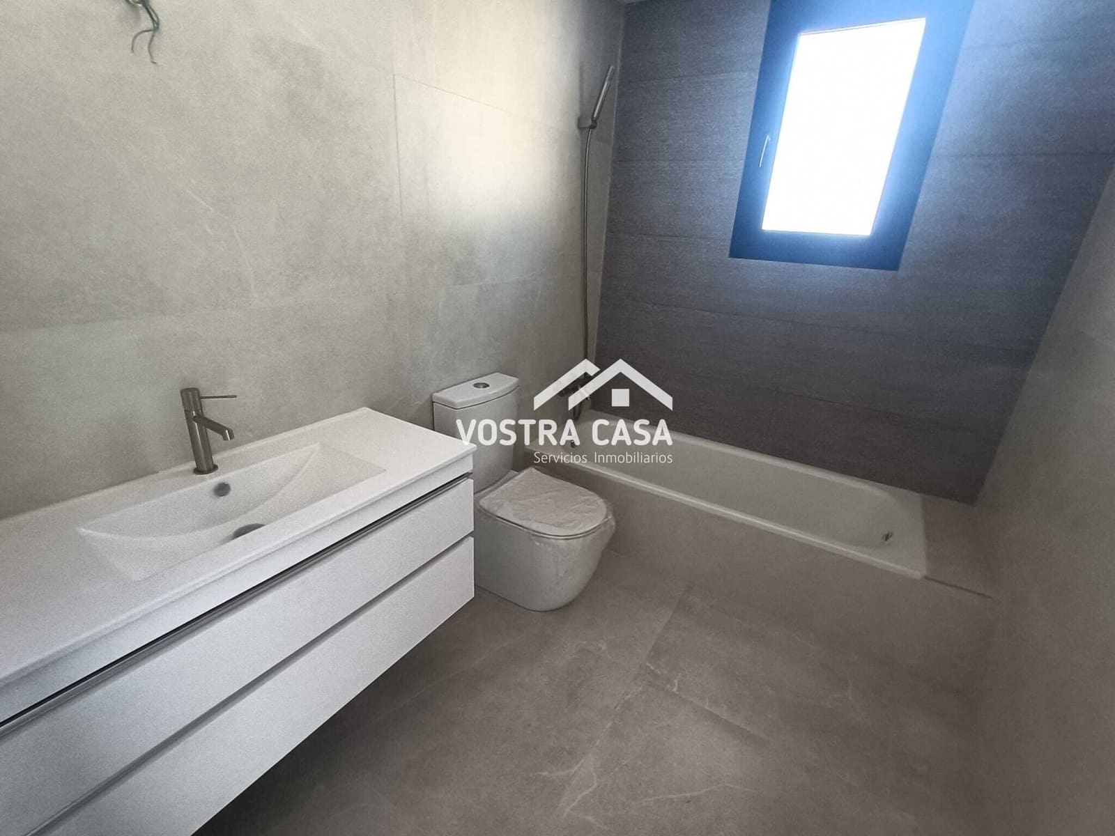 Villa/Maison Semi-Mitoyenne de 4 chambres à louer à Chiva - 2 200 € (Ref: 9747102)