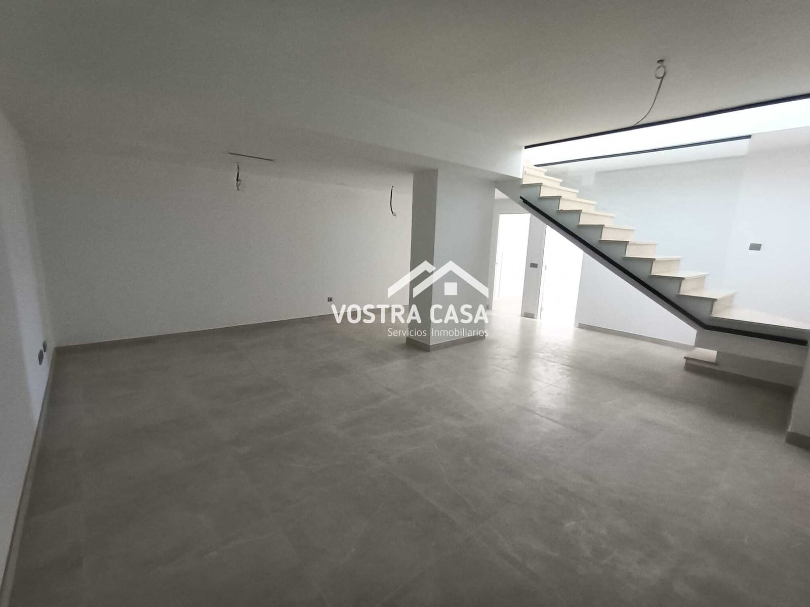 Villa/Maison Semi-Mitoyenne de 4 chambres à louer à Chiva - 2 200 € (Ref: 9747102)