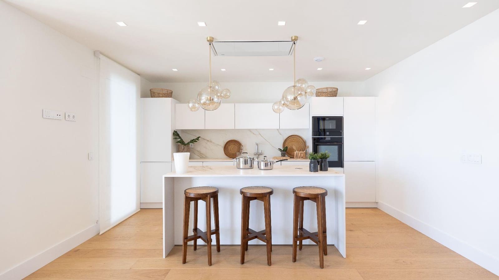 2 bedroom Apartment for sale in Benidorm with pool garage - € 1,100,000 (Ref: 8362907)