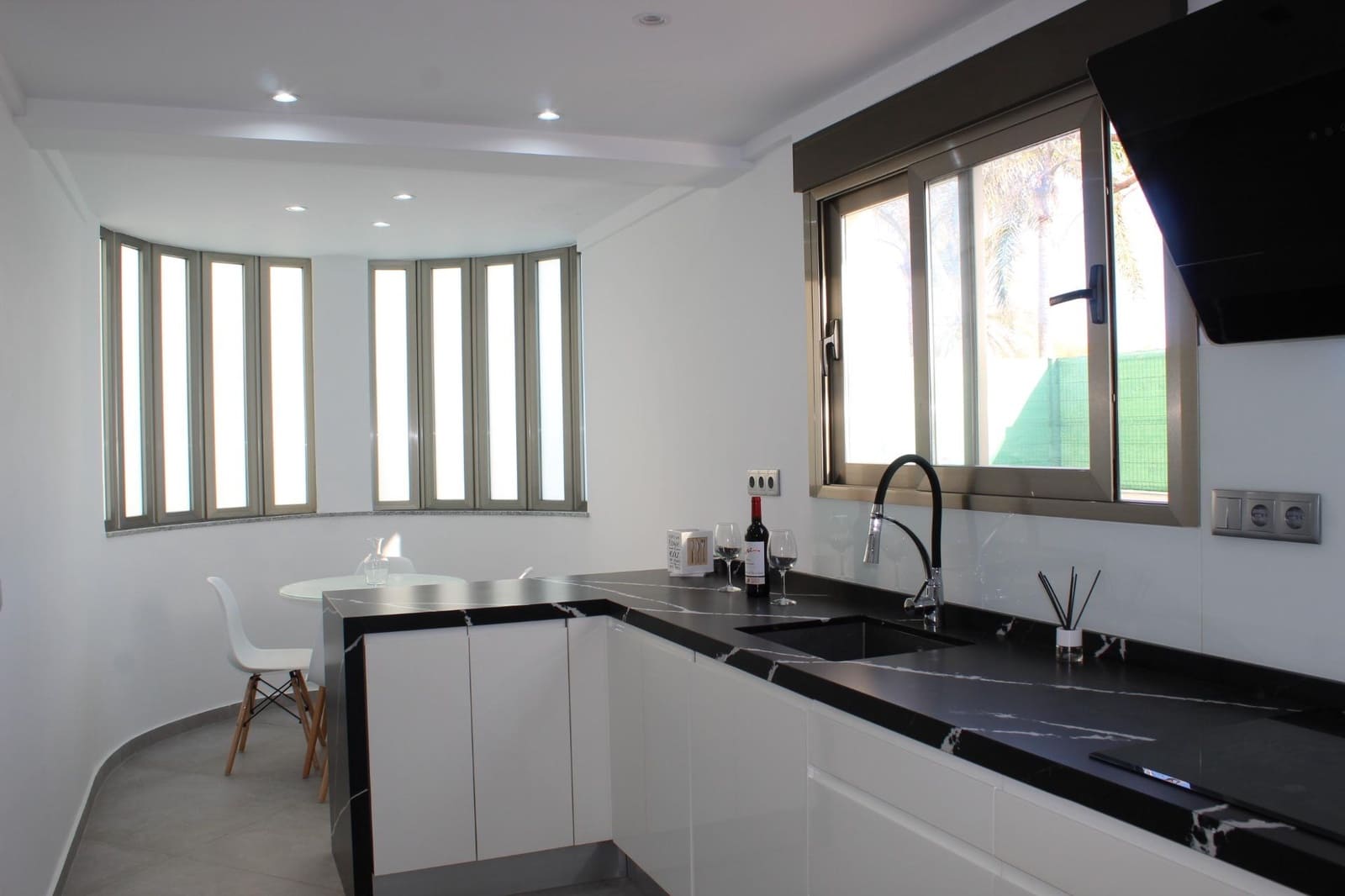 4 soveværelse Semi-Rækkehus til salg i Gandia med garage - € 800.000 (Ref: 8938677)