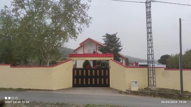 4 bedroom Villa for sale in Ibi with garage - € 400,000 (Ref: 8994079)