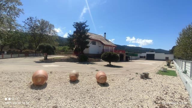 4 bedroom Villa for sale in Ibi with garage - € 400,000 (Ref: 8994079)