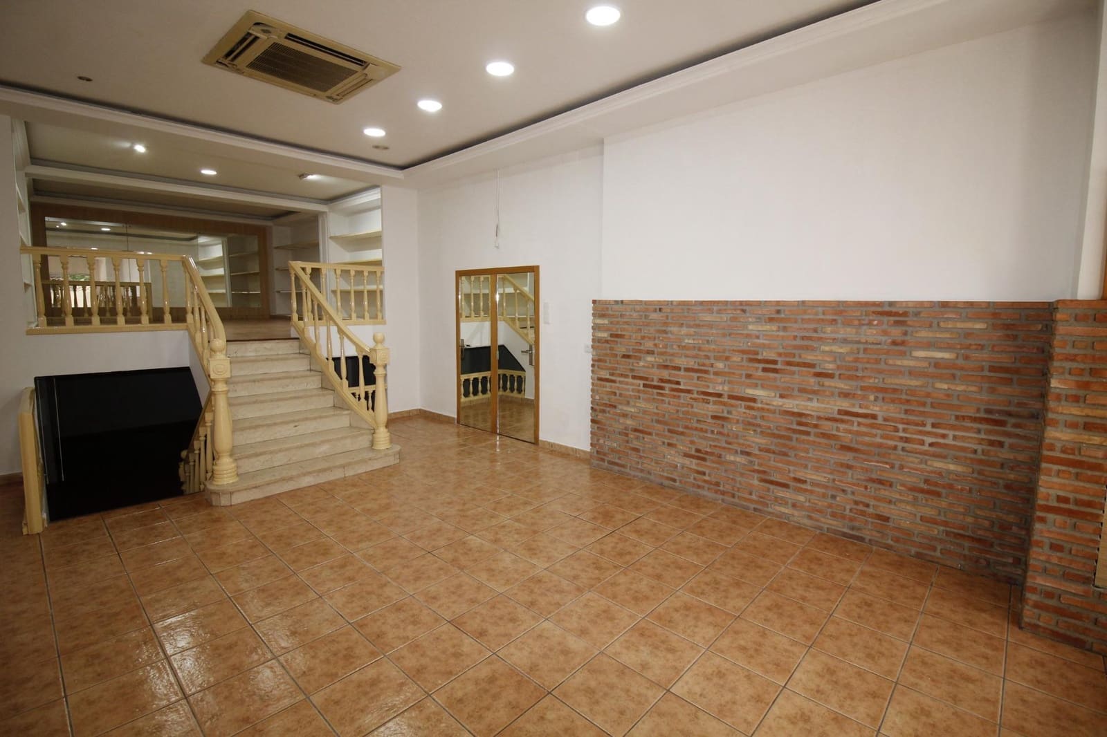 Commercial for rent in Tavernes de la Valldigna - € 450 (Ref: 9488714)