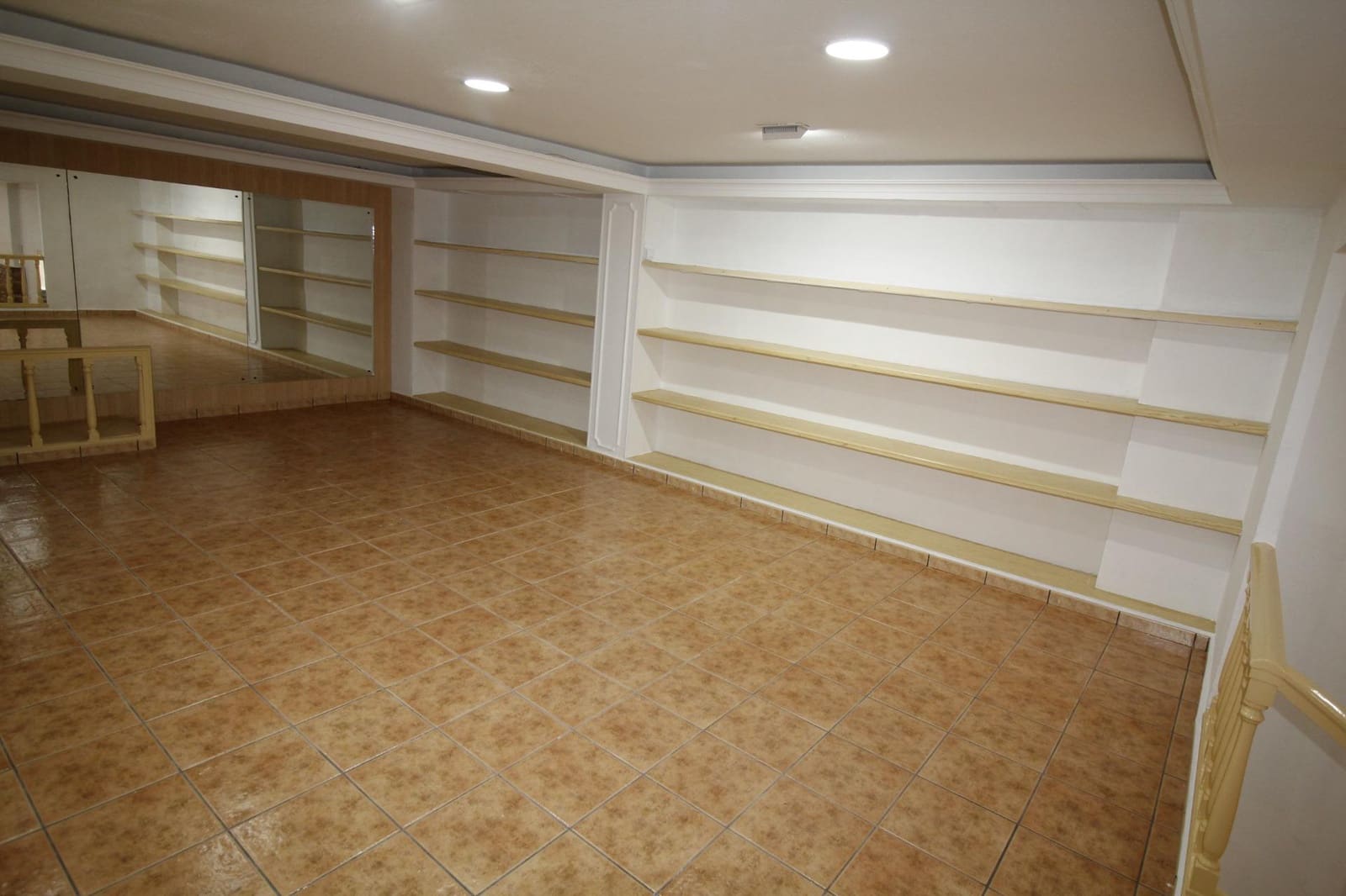 Commercial for rent in Tavernes de la Valldigna - € 450 (Ref: 9488714)