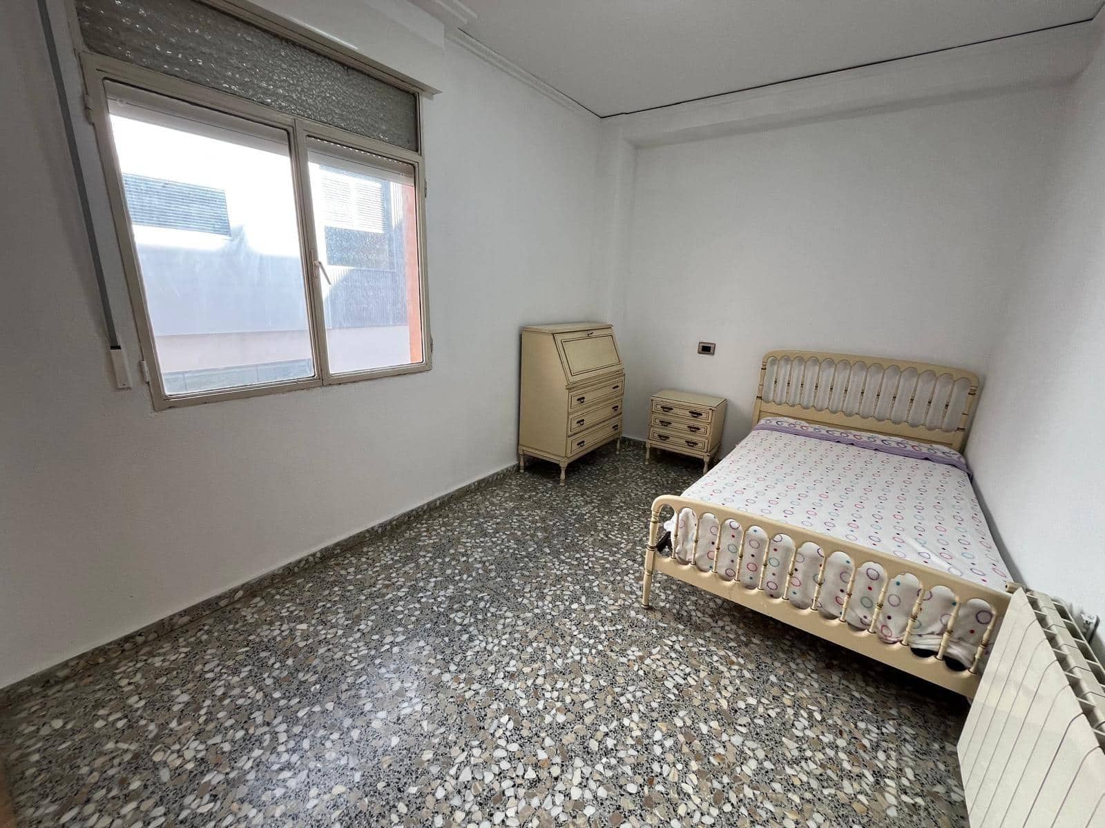 5 bedroom Flat for rent in Tavernes de la Valldigna - € 550 (Ref: 9568524)