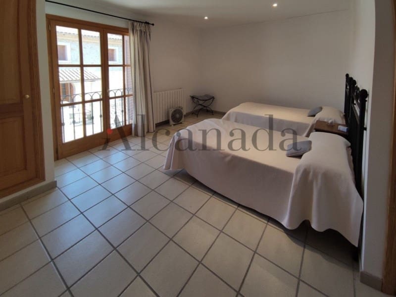 6 soveværelse Byhus til salg i Mancor de la Vall med garage - € 990.000 (Ref: 6699666)