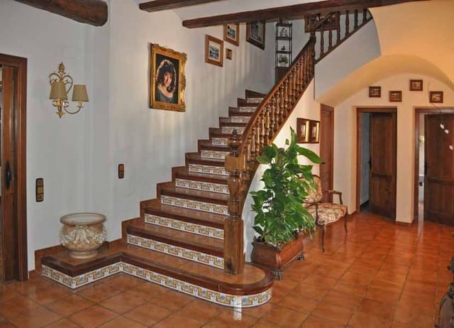 8 soverom Villa til salgs i Ontinyent med svømmebasseng garasje - € 5 500 000 (Ref: 4088451)