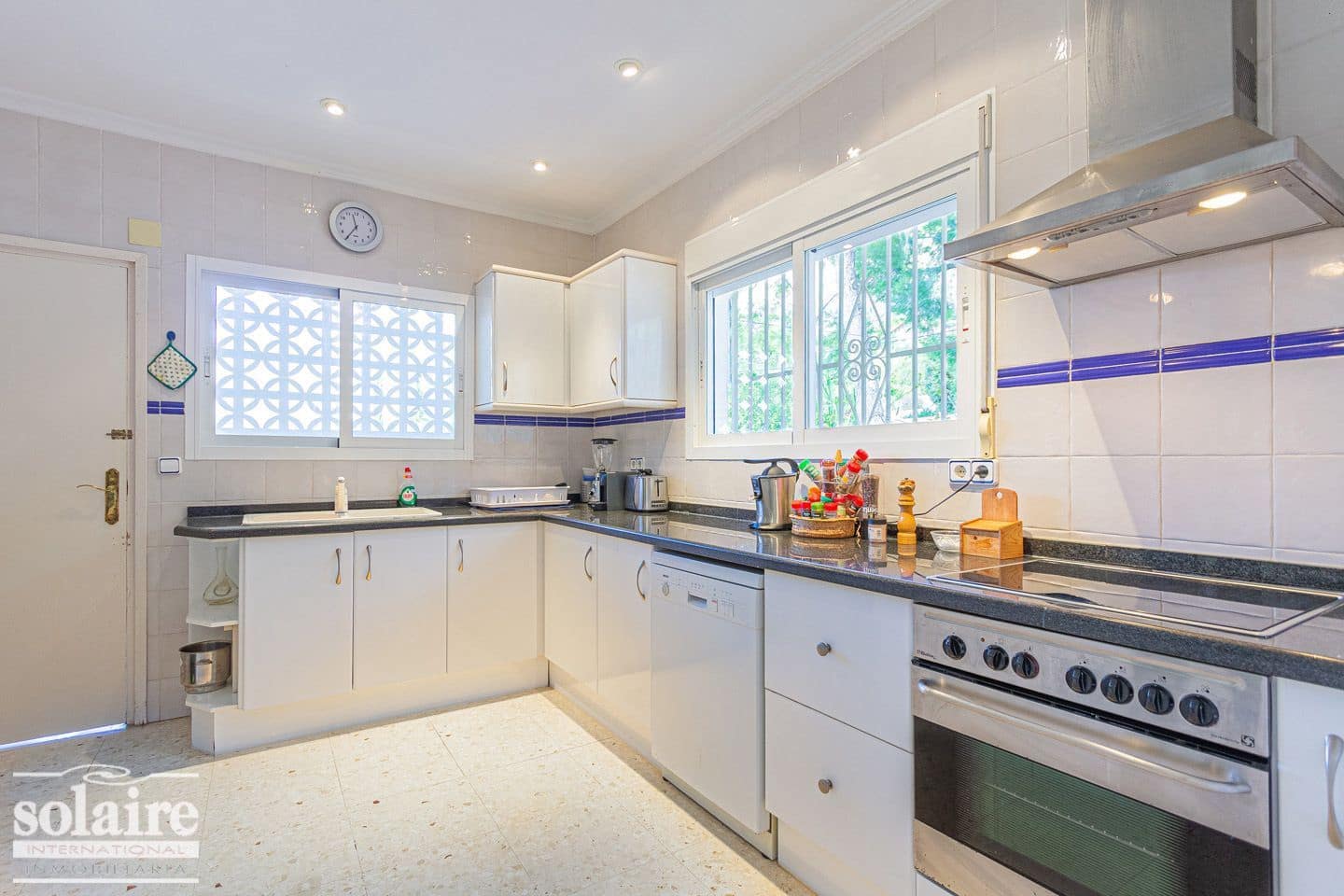 5 bedroom Villa for sale in Altea with pool garage - € 645,000 (Ref: 7910787)