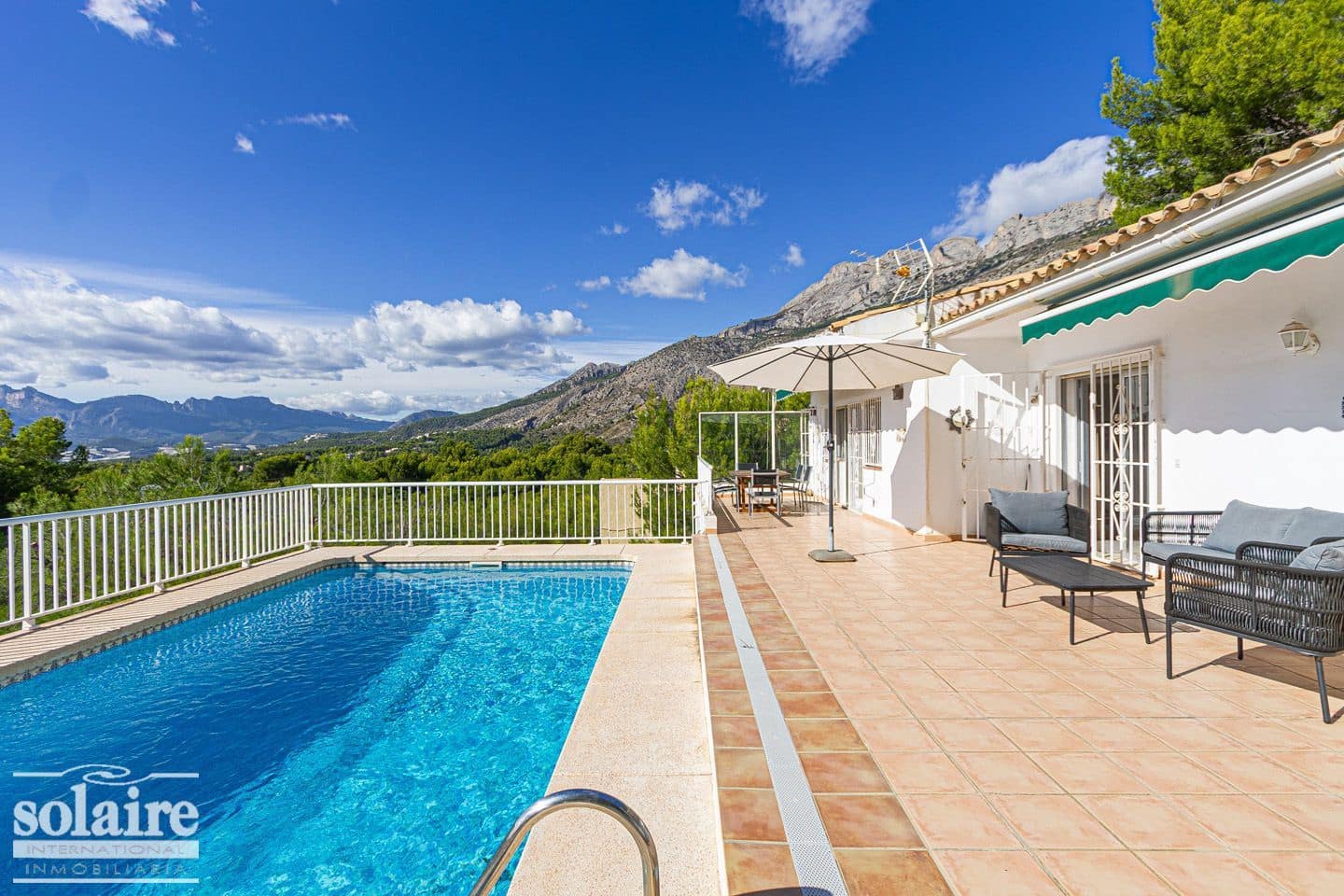 5 bedroom Villa for sale in Altea with pool garage - € 645,000 (Ref: 7910787)