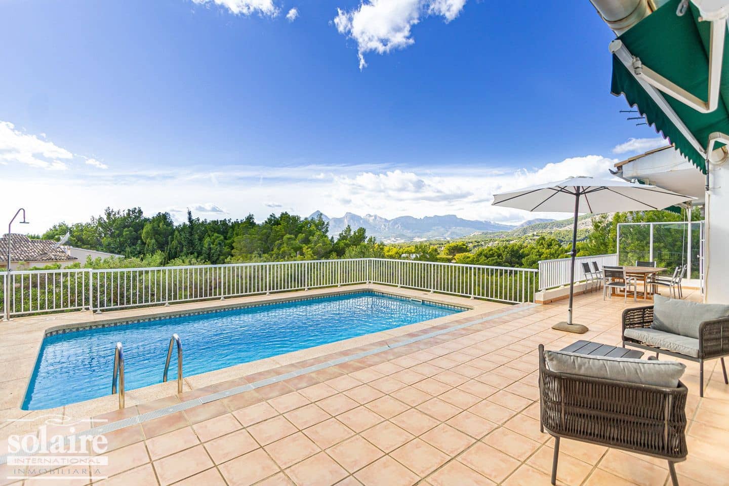 5 bedroom Villa for sale in Altea with pool garage - € 645,000 (Ref: 7910787)