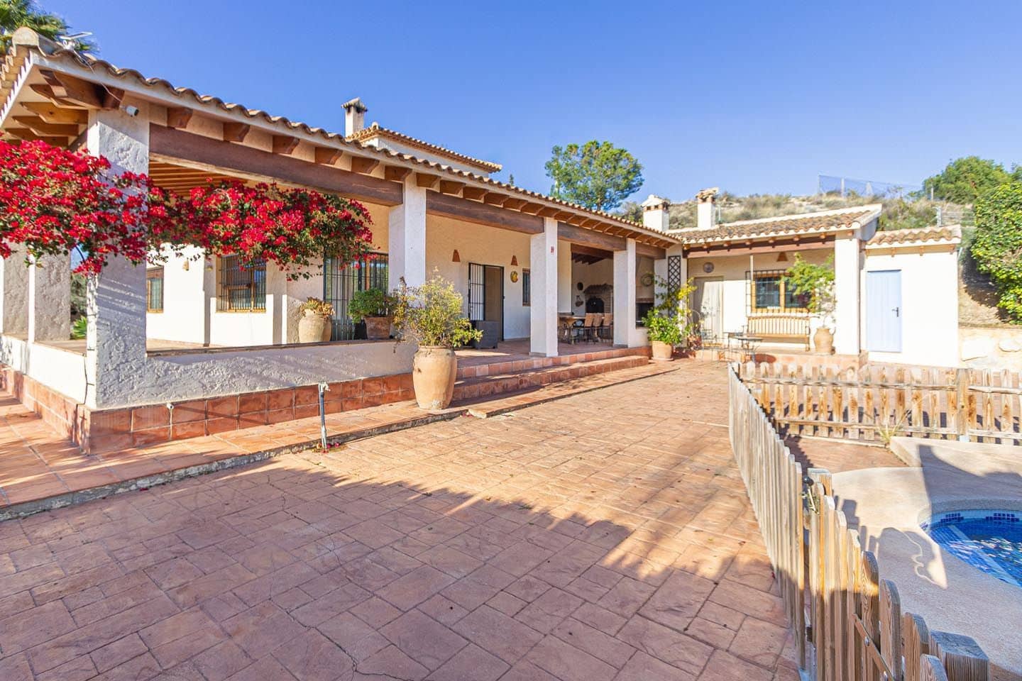 4 bedroom Villa for rent in Altea with pool garage - € 2,500 (Ref: 9637187)