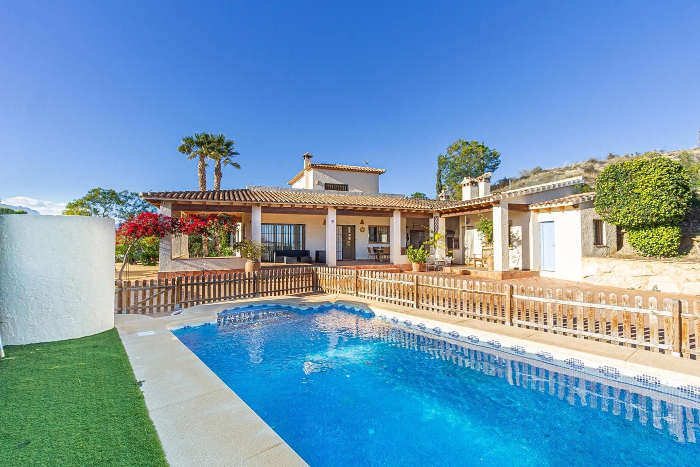 4 bedroom Villa for rent in Altea with pool garage - € 2,500 (Ref: 9637187)