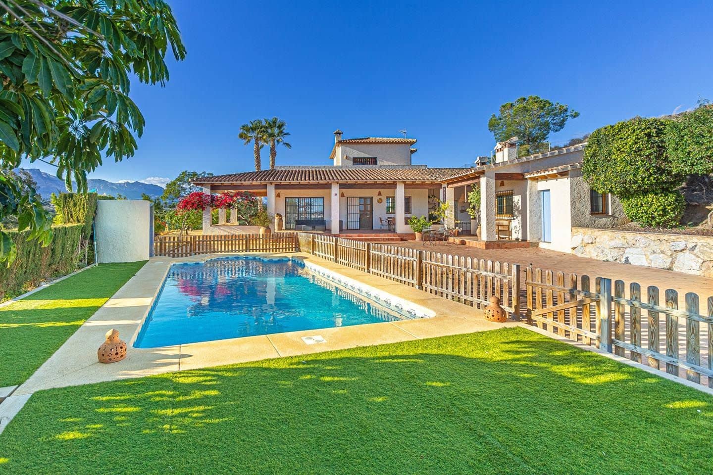 4 bedroom Villa for rent in Altea with pool garage - € 2,500 (Ref: 9637187)