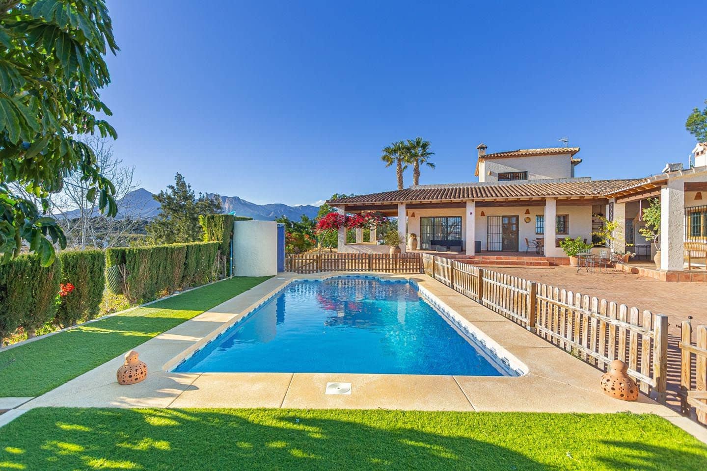4 bedroom Villa for rent in Altea with pool garage - € 2,500 (Ref: 9637187)
