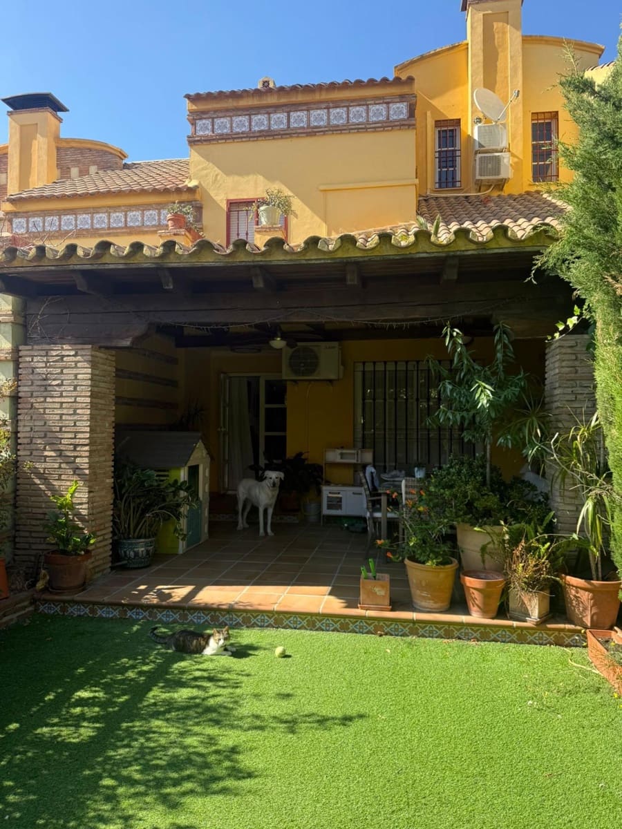 3 slaapkamer Rijtjeshuis te koop in Rincon de la Victoria met zwembad garage - € 550.000 (Ref: 10161583)