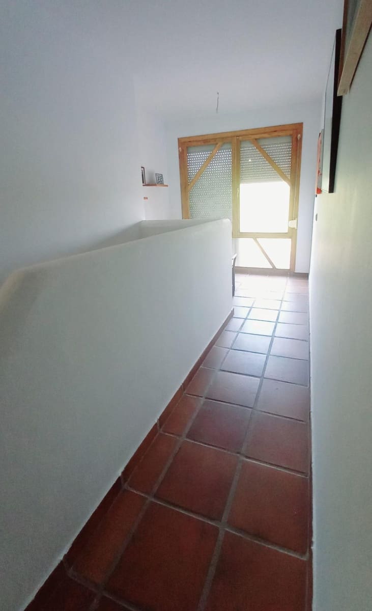 4 soveværelse Semi-Rækkehus til salg i Comares med garage - € 250.000 (Ref: 8327983)