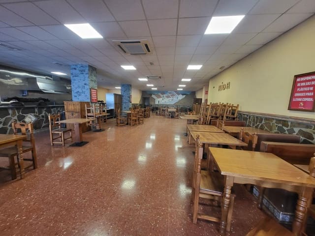 Local Commercial à louer à Cruz de Humilladero, Malaga ville - 4 500 € (Ref: 8741867)