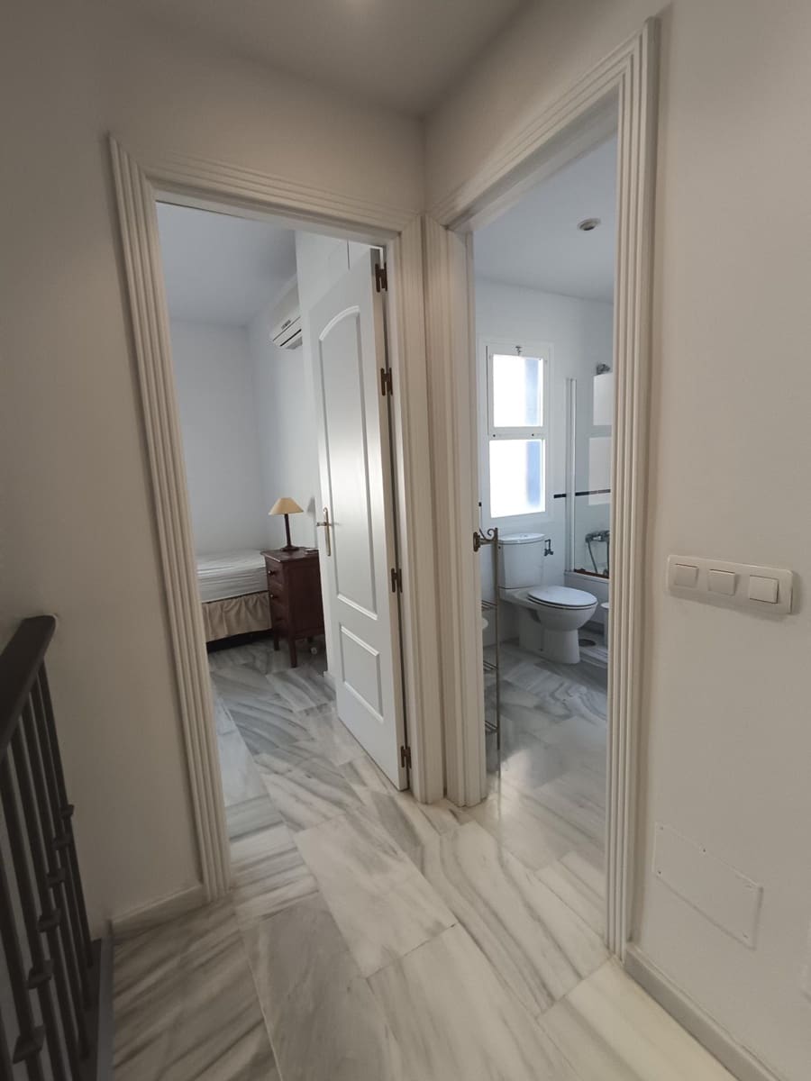 3 soverom Rekkehus til salgs i Puerto Banus med svømmebasseng garasje - € 790 000 (Ref: 9029621)