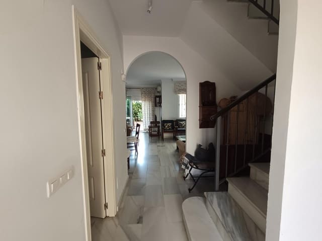 3 sovrum Radhus till salu i Puerto Banus, Marbella med pool garage - 790 000 € (Ref: 9029621)