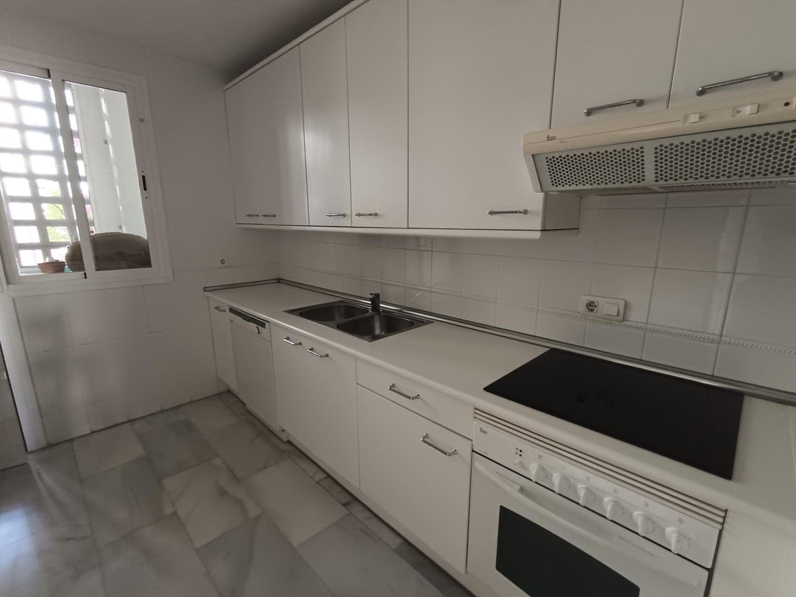 3 soverom Rekkehus til salgs i Puerto Banus med svømmebasseng garasje - € 790 000 (Ref: 9029621)