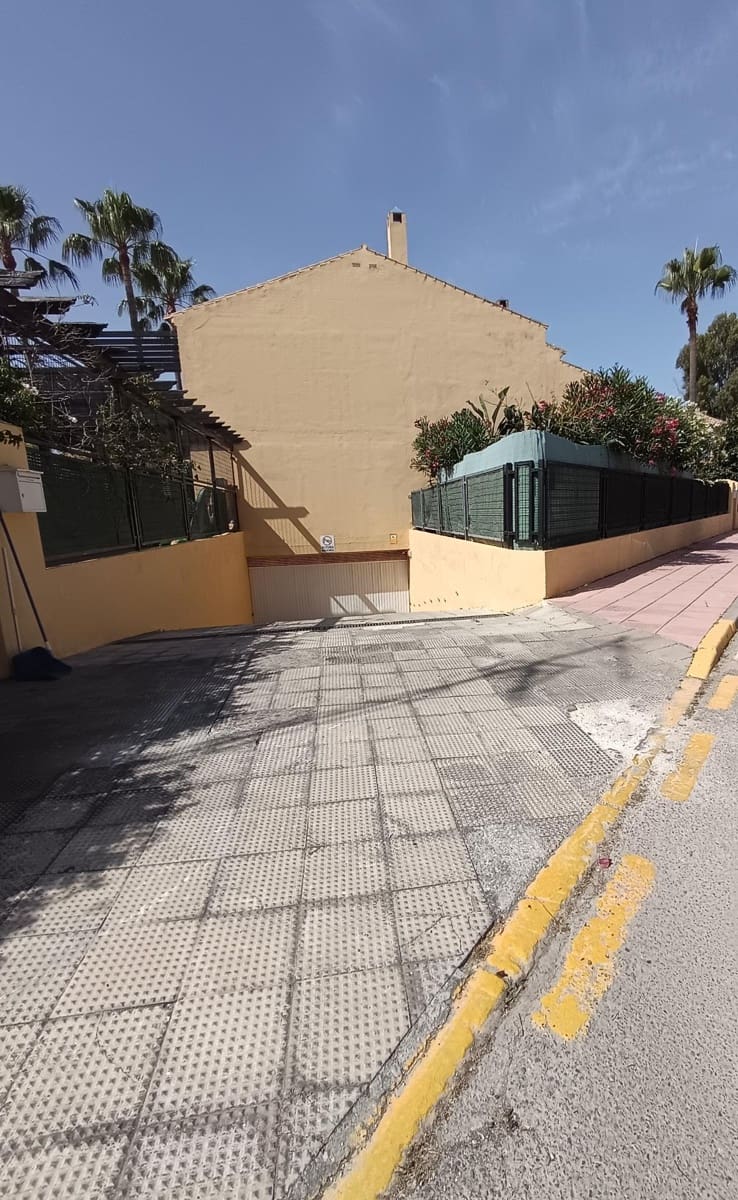 3 soverom Rekkehus til salgs i Puerto Banus med svømmebasseng garasje - € 790 000 (Ref: 9029621)