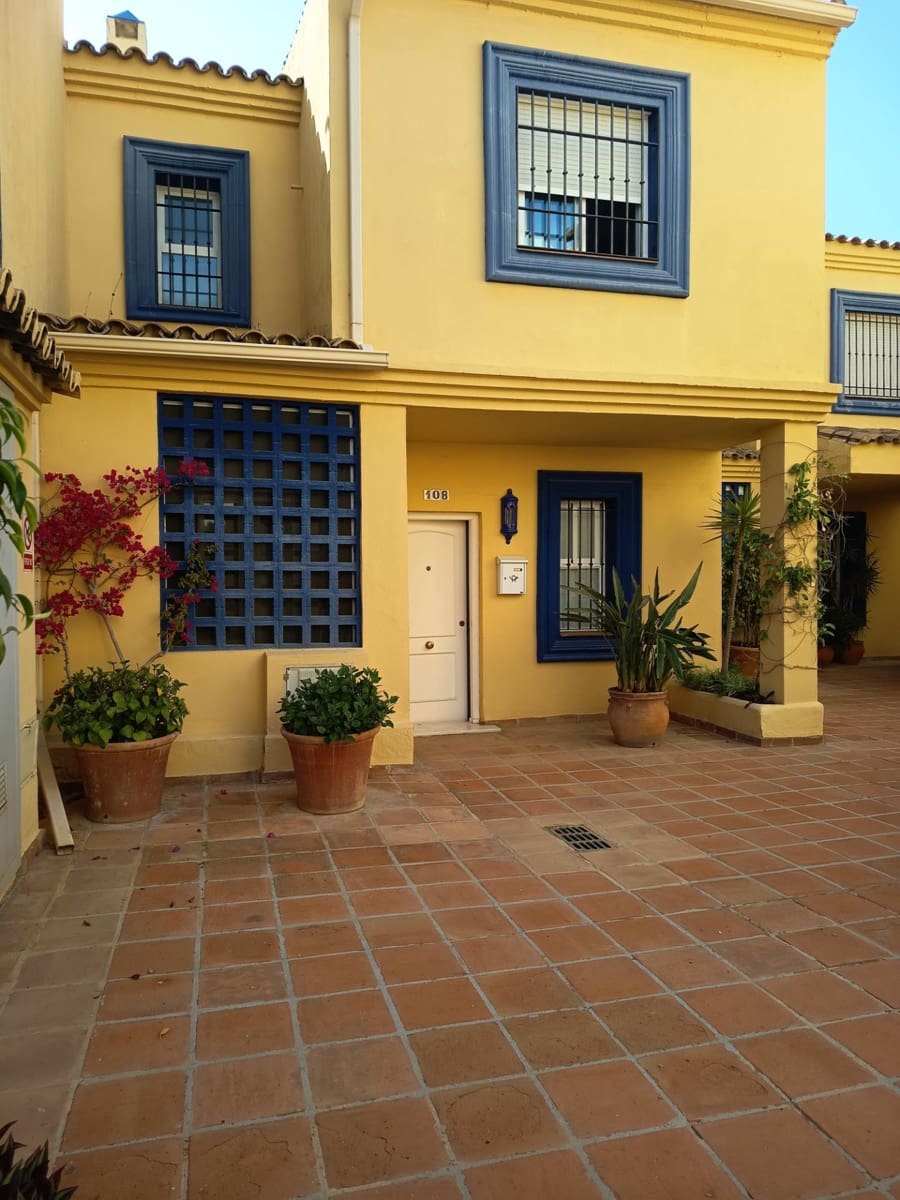 3 soverom Rekkehus til salgs i Puerto Banus med svømmebasseng garasje - € 790 000 (Ref: 9029621)