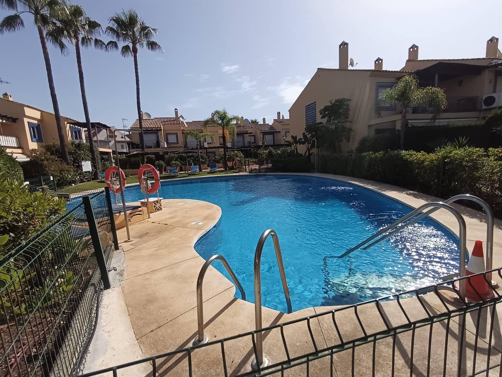 3 soverom Rekkehus til salgs i Puerto Banus med svømmebasseng garasje - € 790 000 (Ref: 9029621)