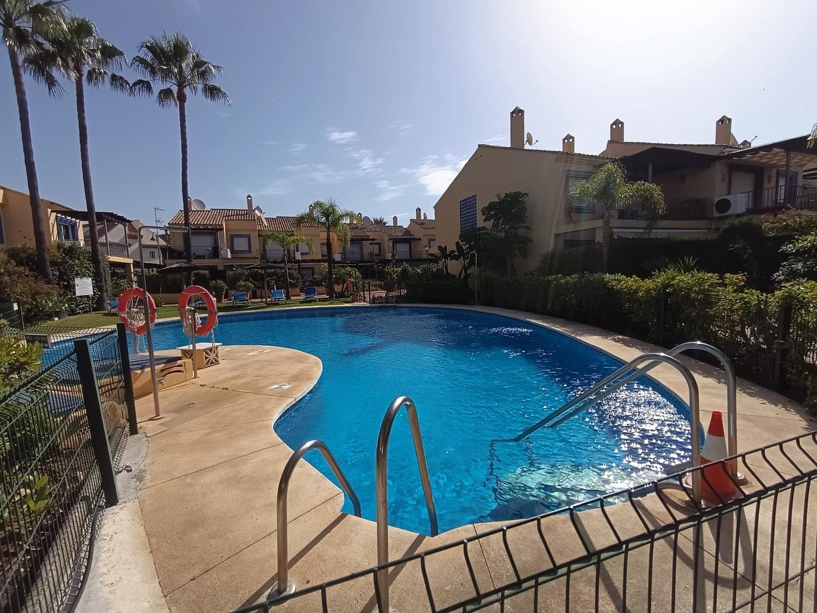 3 soverom Rekkehus til salgs i Puerto Banus med svømmebasseng garasje - € 790 000 (Ref: 9029621)
