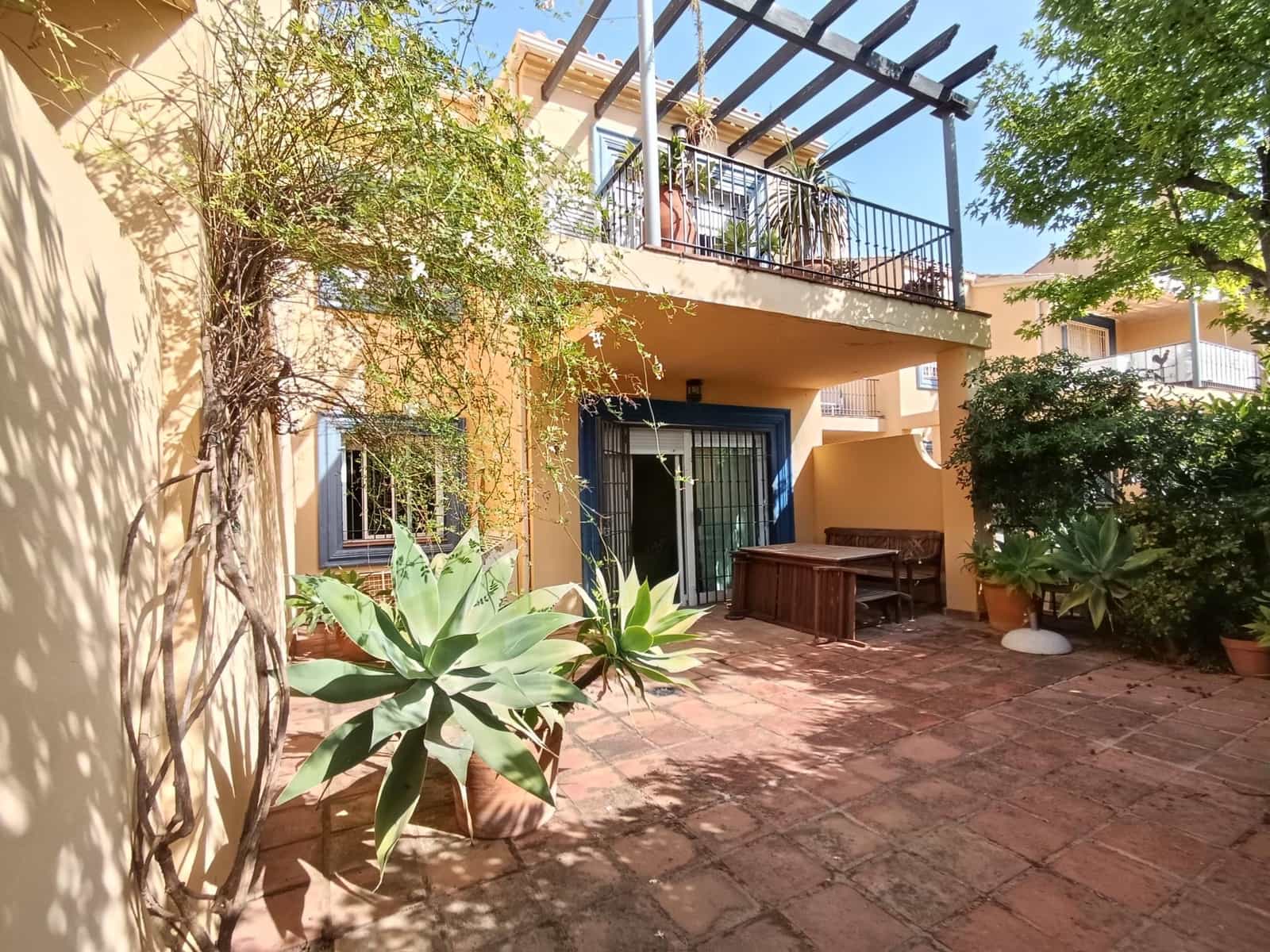 3 soverom Rekkehus til salgs i Puerto Banus med svømmebasseng garasje - € 790 000 (Ref: 9029621)