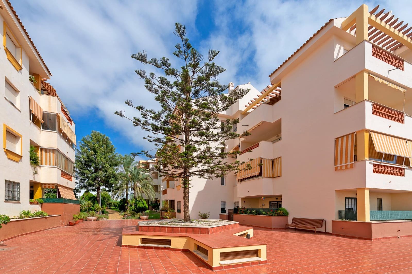 3 soveværelse Lejlighed til salg i Torre de Benagalbon med swimmingpool - € 390.000 (Ref: 9247349)