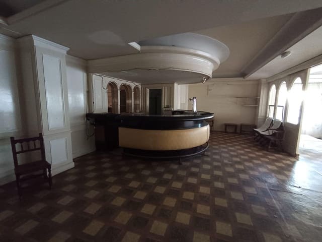 Kaupallinen myytävänä paikassa Torremolinos mukana uima-altaan - 182 000 € (Ref: 9414187)