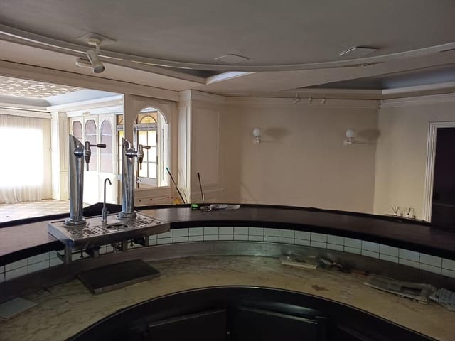 Kaupallinen myytävänä paikassa Torremolinos mukana uima-altaan - 182 000 € (Ref: 9414187)