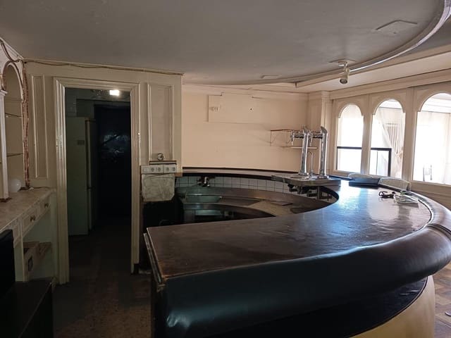 Kaupallinen myytävänä paikassa Torremolinos mukana uima-altaan - 182 000 € (Ref: 9414187)