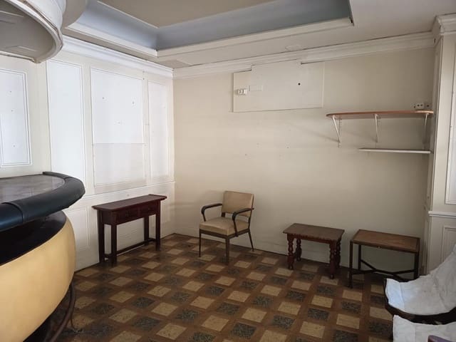 Kaupallinen myytävänä paikassa Torremolinos mukana uima-altaan - 182 000 € (Ref: 9414187)