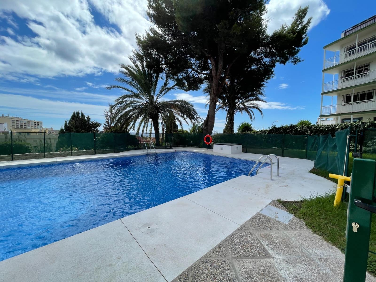 Piso de 2 habitaciones en Torremolinos en venta con piscina garaje - 275.000 € (Ref: 9481257)