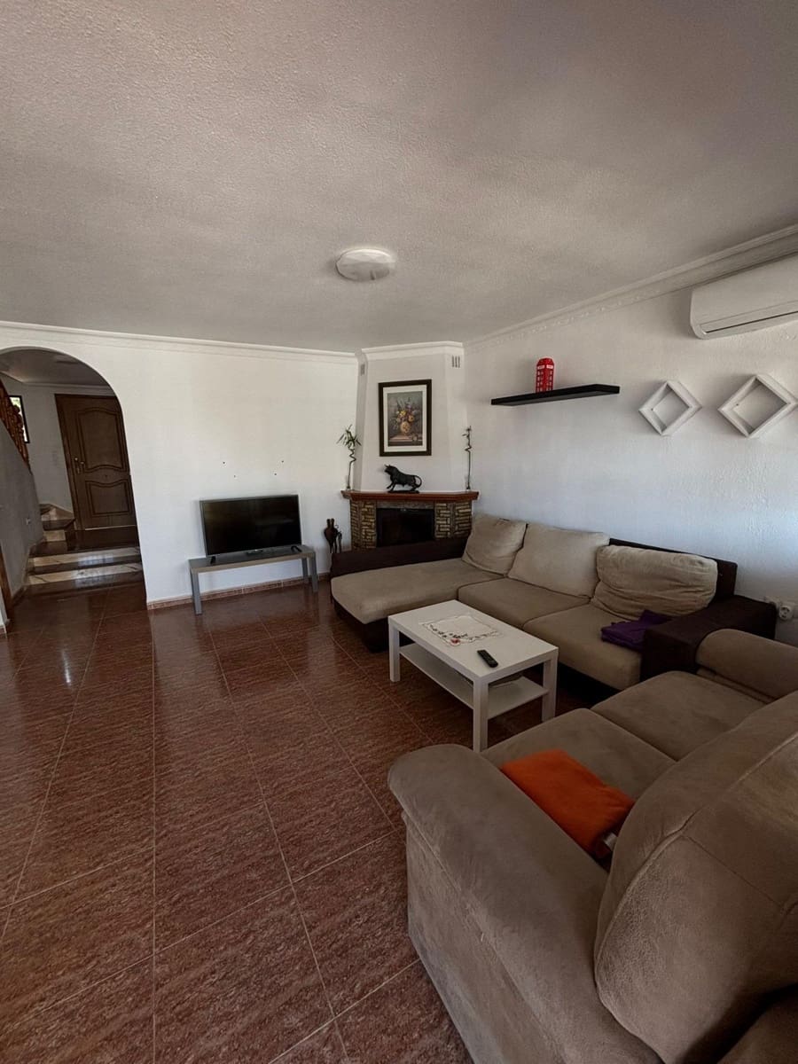 3 bedroom Villa for rent in Rincon de la Victoria with pool garage - € 1,250 (Ref: 9583586)