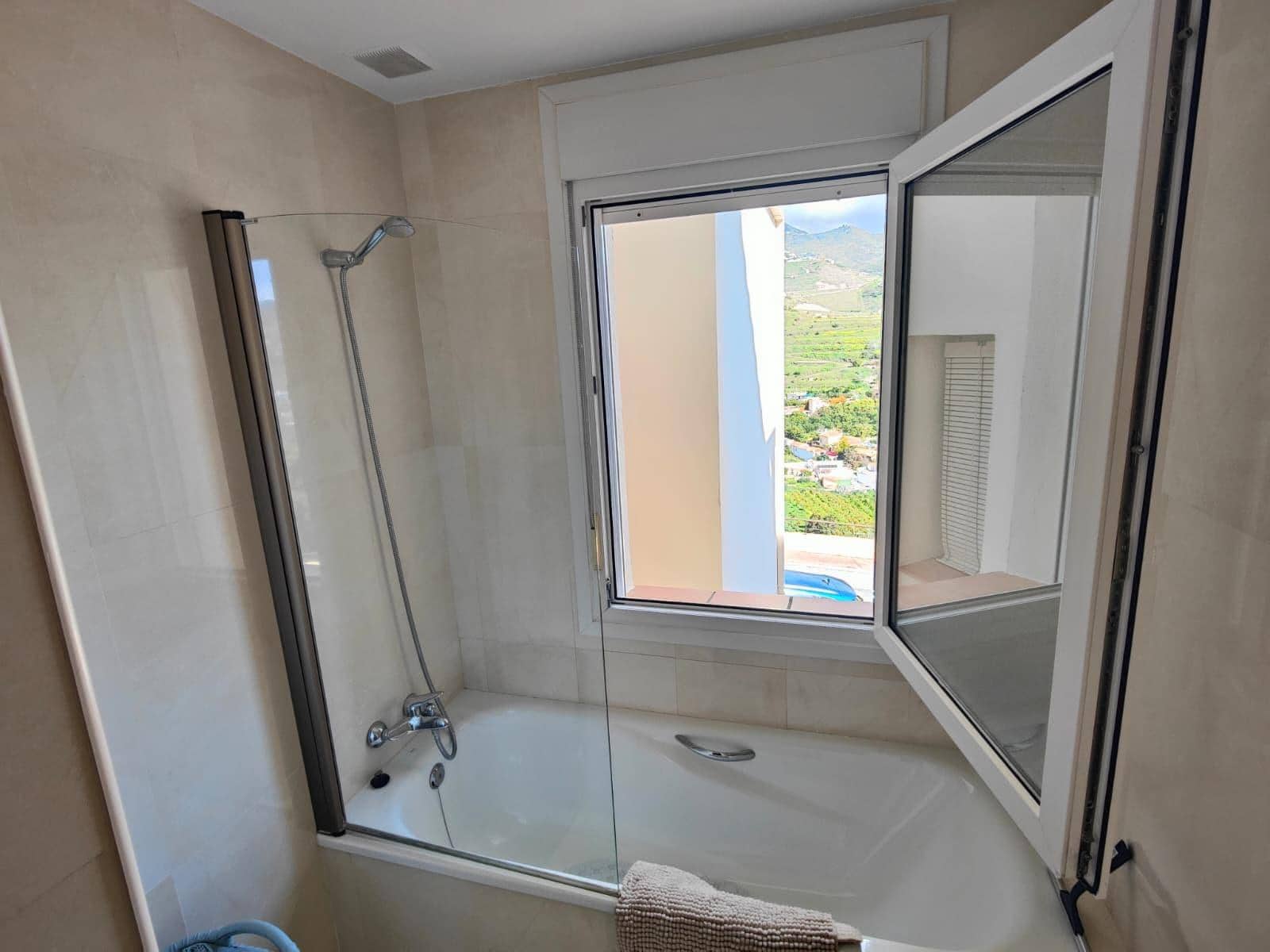 Adosado de 3 habitaciones en Almuñécar en alquiler con piscina - 1.100 € (Ref: 9645106)