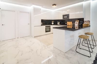 3 slaapkamer Appartement te huur in Nueva Andalucia, Marbella met garage - € 3.300 (Ref: 693304)