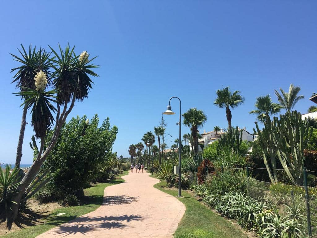 Beach Apartment for rent in Estepona with pool garage - € 2,200 (Ref: 693310)