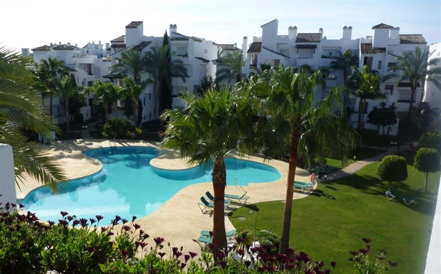 Beach Apartment for rent in Estepona with pool garage - € 2,200 (Ref: 693310)