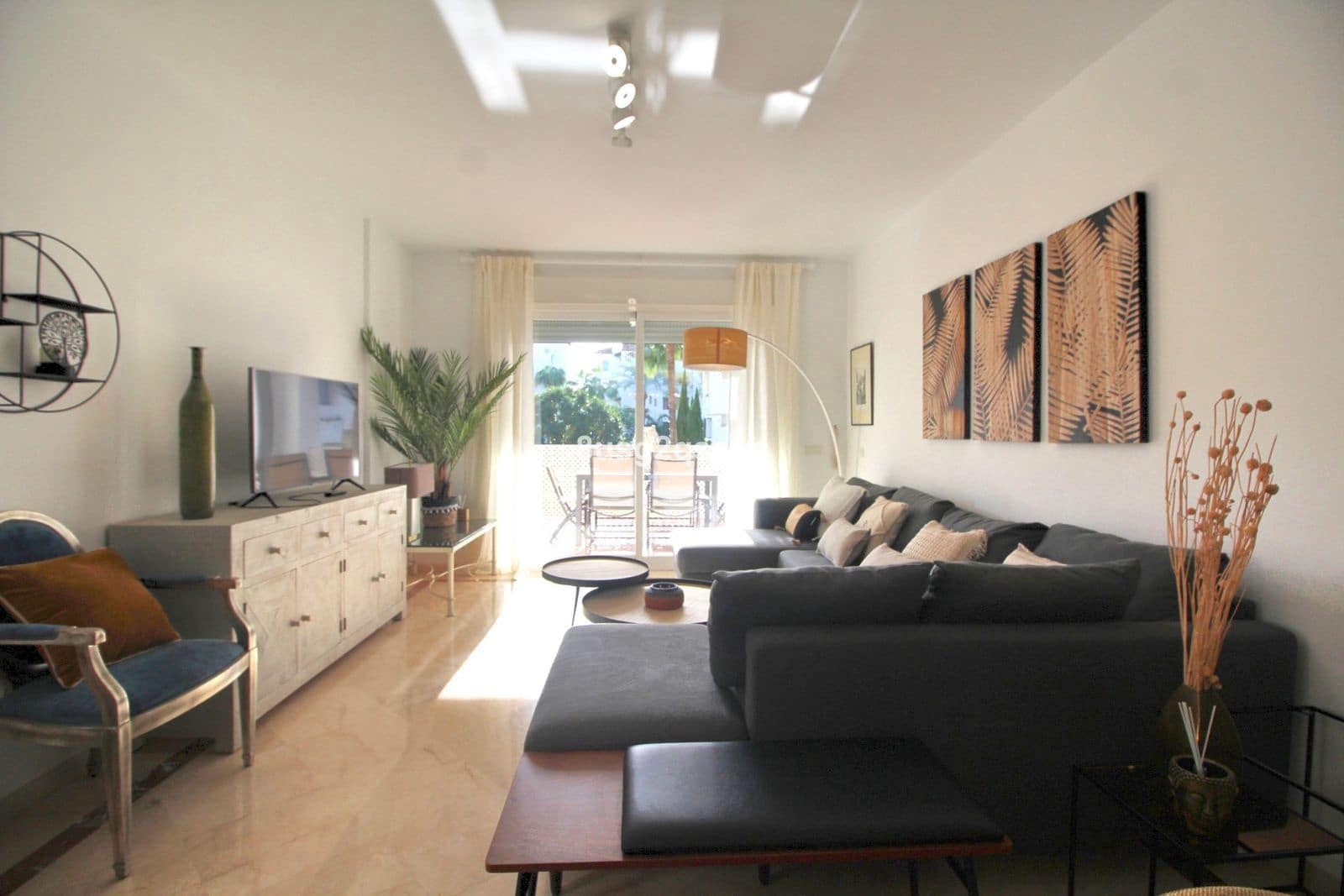 Beach Apartment for rent in Estepona with pool garage - € 2,200 (Ref: 693310)