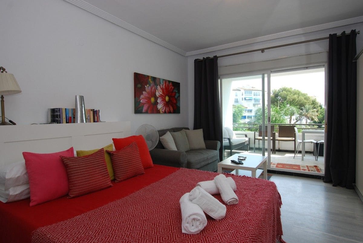 Loft til salg i Puerto Banus med swimmingpool - € 225.000 (Ref: 693324)