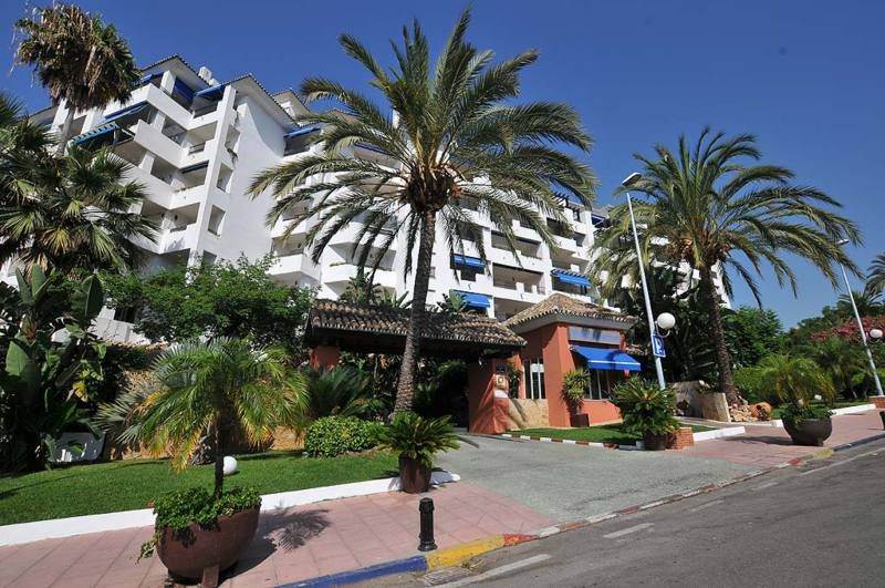 2 bedroom Beach Apartment for sale in Puerto Banus with pool garage - € 495,000 (Ref: 693329)