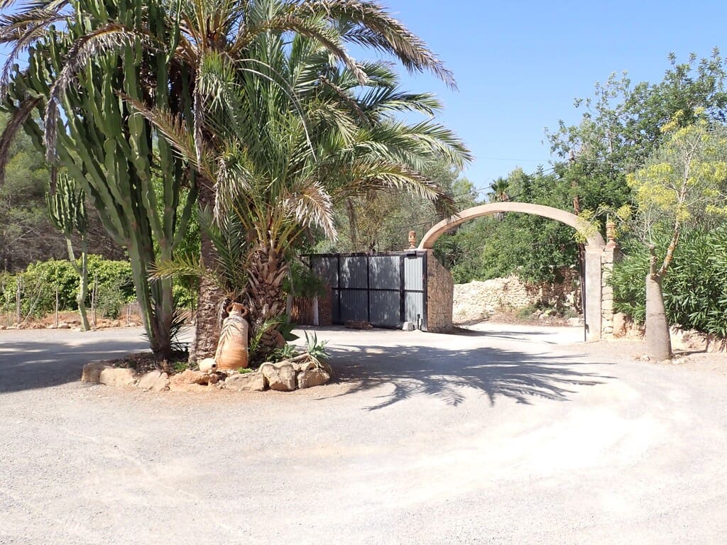6 bedroom Finca/Country House for sale in Cala Llonga with pool garage - € 2,625,000 (Ref: 10026924)