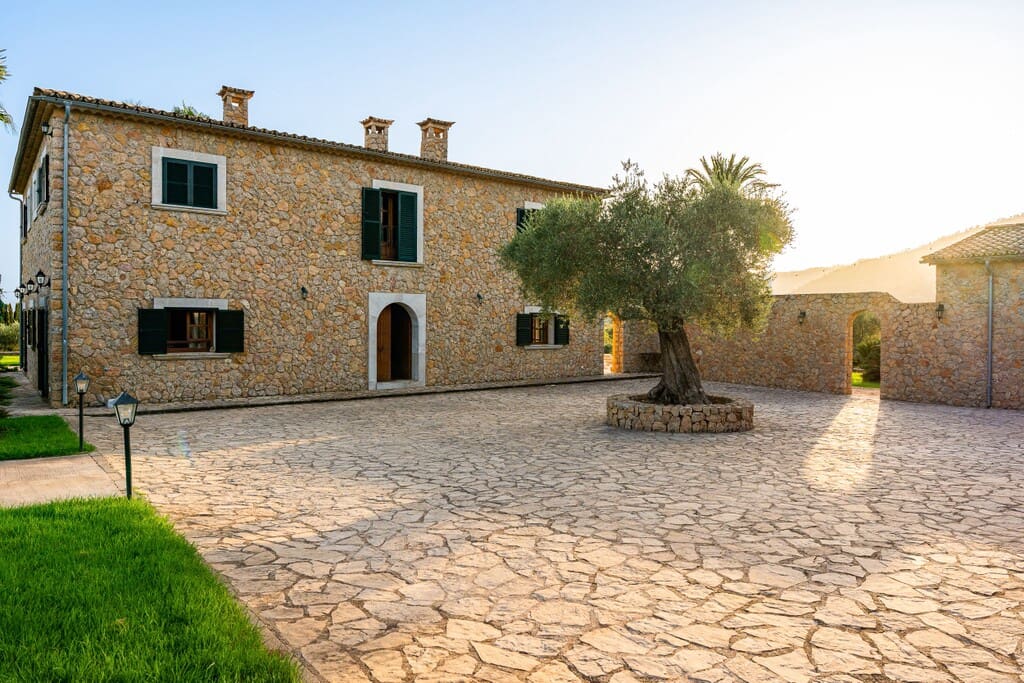 6 bedroom Finca/Country House for sale in Alaro with pool garage - € 7,950,000 (Ref: 10131321)