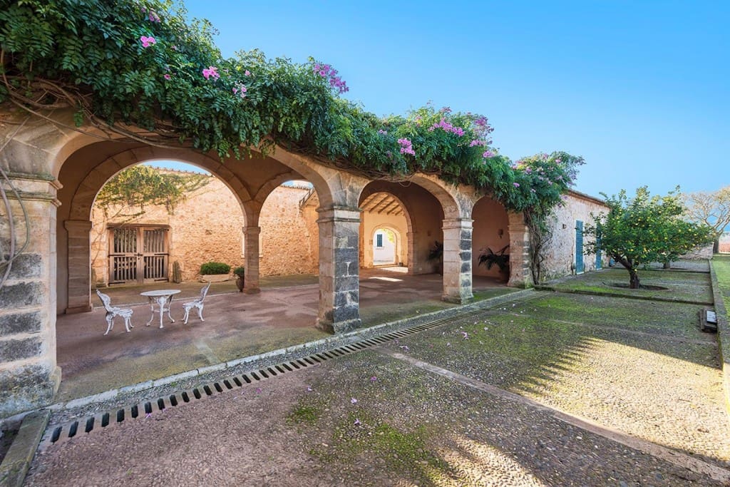 8 bedroom Finca/Country House for sale in Llubi - € 2,950,000 (Ref: 5220003)