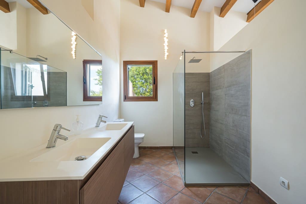 2 soveværelse Byhus til salg i Llubi med swimmingpool garage - € 980.000 (Ref: 8213330)