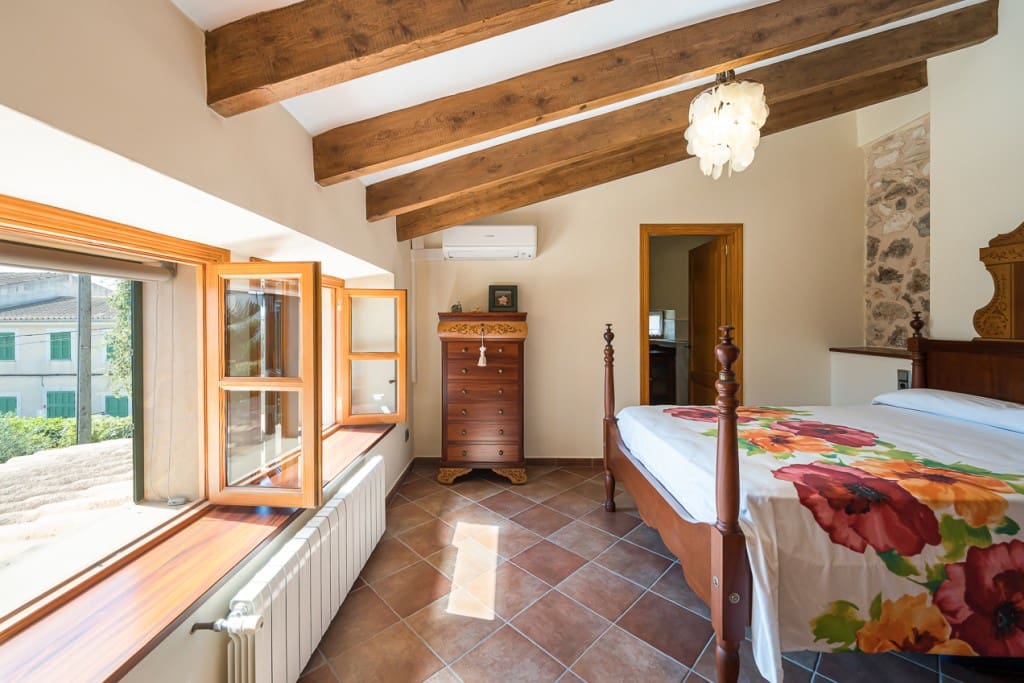 2 soveværelse Byhus til salg i Llubi med swimmingpool garage - € 980.000 (Ref: 8213330)